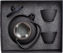 Tealøv THEE SET 800 ML GIETIJZER | COMPLETE SET IN GESCHENKDOOS | Gietijzeren Theepot Met Roestvrijstalen Zeef, Gietijzeren Theekopjes En Onderzetter | In Authentiek Japanse Stijl | Arare Zwart -Koffieverkoopwinkel 1200x1011 2