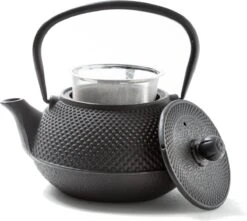 Tealøv THEE SET 800 ML GIETIJZER | COMPLETE SET IN GESCHENKDOOS | Gietijzeren Theepot Met Roestvrijstalen Zeef, Gietijzeren Theekopjes En Onderzetter | In Authentiek Japanse Stijl | Arare Zwart -Koffieverkoopwinkel 1200x1074 1