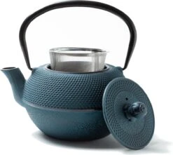 Tealøv THEE SET 1,1 LITER GIETIJZER | COMPLETE SET IN GESCHENKDOOS | Gietijzeren Theepot Met Roestvrijstalen Zeef, Gietijzeren Theekopjes En Onderzetter | In Authentiek Japanse Stijl | Arare Blauw -Koffieverkoopwinkel 1200x1075 1