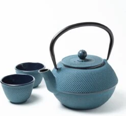 Tealøv THEE SET 1,1 LITER GIETIJZER | COMPLETE SET IN GESCHENKDOOS | Gietijzeren Theepot Met Roestvrijstalen Zeef, Gietijzeren Theekopjes En Onderzetter | In Authentiek Japanse Stijl | Arare Blauw -Koffieverkoopwinkel 1200x1108 2