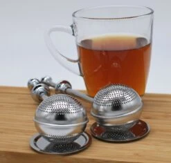 Blended Lifestyle® Theezeef Met Veer - Set Van 2 - Inclusief Lekplaatjes - Geschikt Voor Losse Kruiden 12 Blended Lifestyle® Theezeef Met Veer - Set Van 2 - Inclusief Lekplaatjes - Geschikt Voor Losse Kruiden -Koffieverkoopwinkel 1200x1148