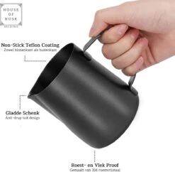 House Of Husk Melkkan Met Art Pen - 350ml Melkopschuimkan - Zwart - Melkkannetje - Milk Pitcher - RVS - Barista Melkkan - Inclusief Latte Art Pen 12 House Of Husk Melkkan Met Art Pen - 350ml Melkopschuimkan - Zwart - Melkkannetje - Milk Pitcher - RVS - Barista Melkkan - Inclusief Latte Art Pen -Koffieverkoopwinkel 1200x1174 5