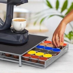 KitchenBrothers Capsulehouder - Met Lade - Dolce Gusto - 36 Cups - Zwart/Zilver -Koffieverkoopwinkel 1200x1200 165