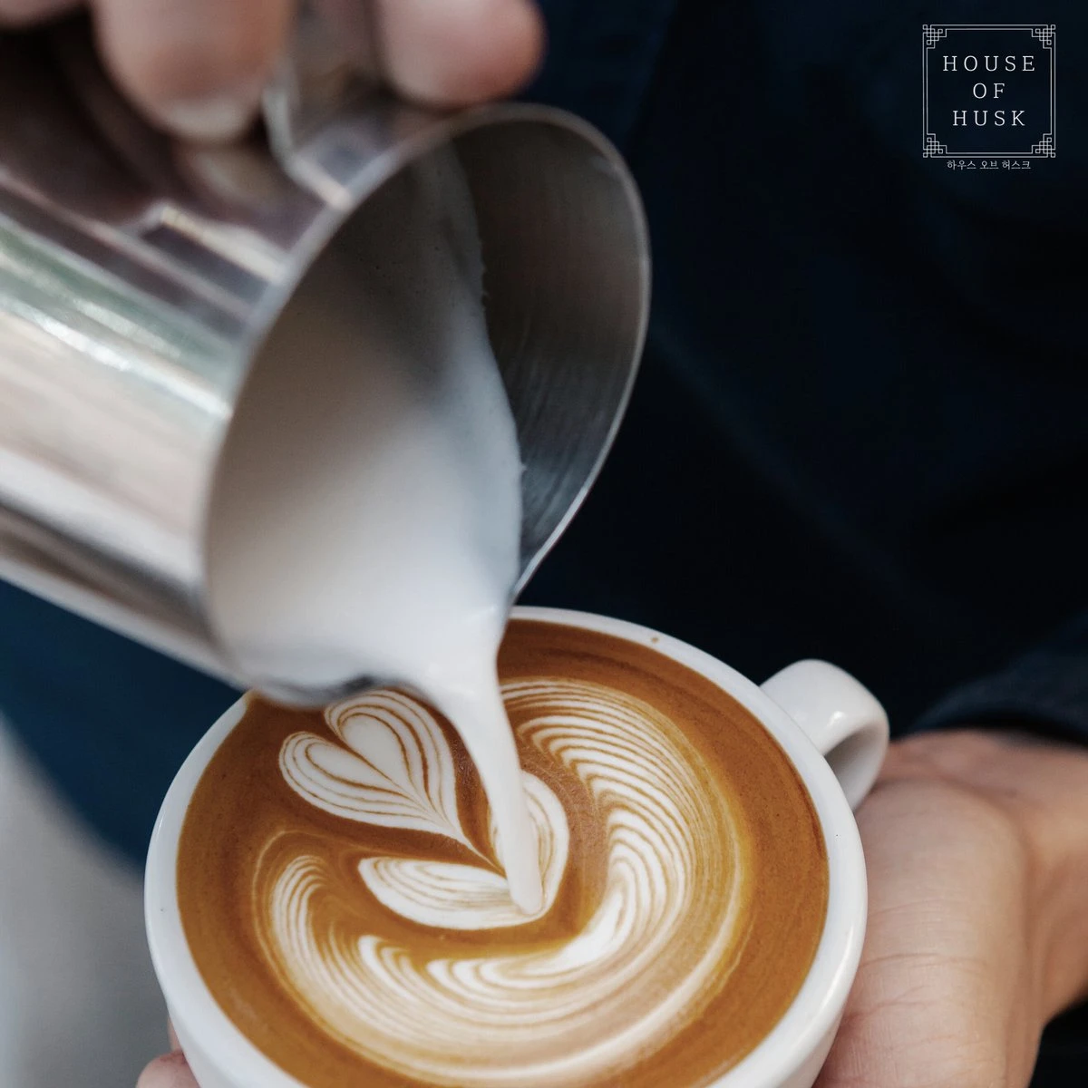 House Of Husk® Melkkan Met Art Pen - 350ml Melkopschuimkan - Zilver - Melkkannetje - Milk Pitcher - RVS - Barista Melkkan - Inclusief Latte Art Pen 6 House Of Husk® Melkkan Met Art Pen - 350ml Melkopschuimkan - Zilver - Melkkannetje - Milk Pitcher - RVS - Barista Melkkan - Inclusief Latte Art Pen - Afbeelding 4