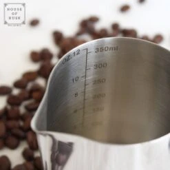 House Of Husk® Melkkan Met Art Pen - 350ml Melkopschuimkan - Zilver - Melkkannetje - Milk Pitcher - RVS - Barista Melkkan - Inclusief Latte Art Pen 15 House Of Husk® Melkkan Met Art Pen - 350ml Melkopschuimkan - Zilver - Melkkannetje - Milk Pitcher - RVS - Barista Melkkan - Inclusief Latte Art Pen -Koffieverkoopwinkel 1200x1200 183