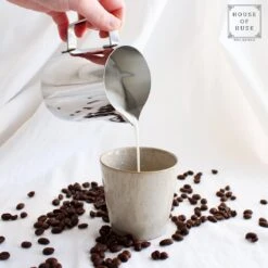 House Of Husk® Melkkan Met Art Pen - 350ml Melkopschuimkan - Zilver - Melkkannetje - Milk Pitcher - RVS - Barista Melkkan - Inclusief Latte Art Pen 17 House Of Husk® Melkkan Met Art Pen - 350ml Melkopschuimkan - Zilver - Melkkannetje - Milk Pitcher - RVS - Barista Melkkan - Inclusief Latte Art Pen -Koffieverkoopwinkel 1200x1200 185