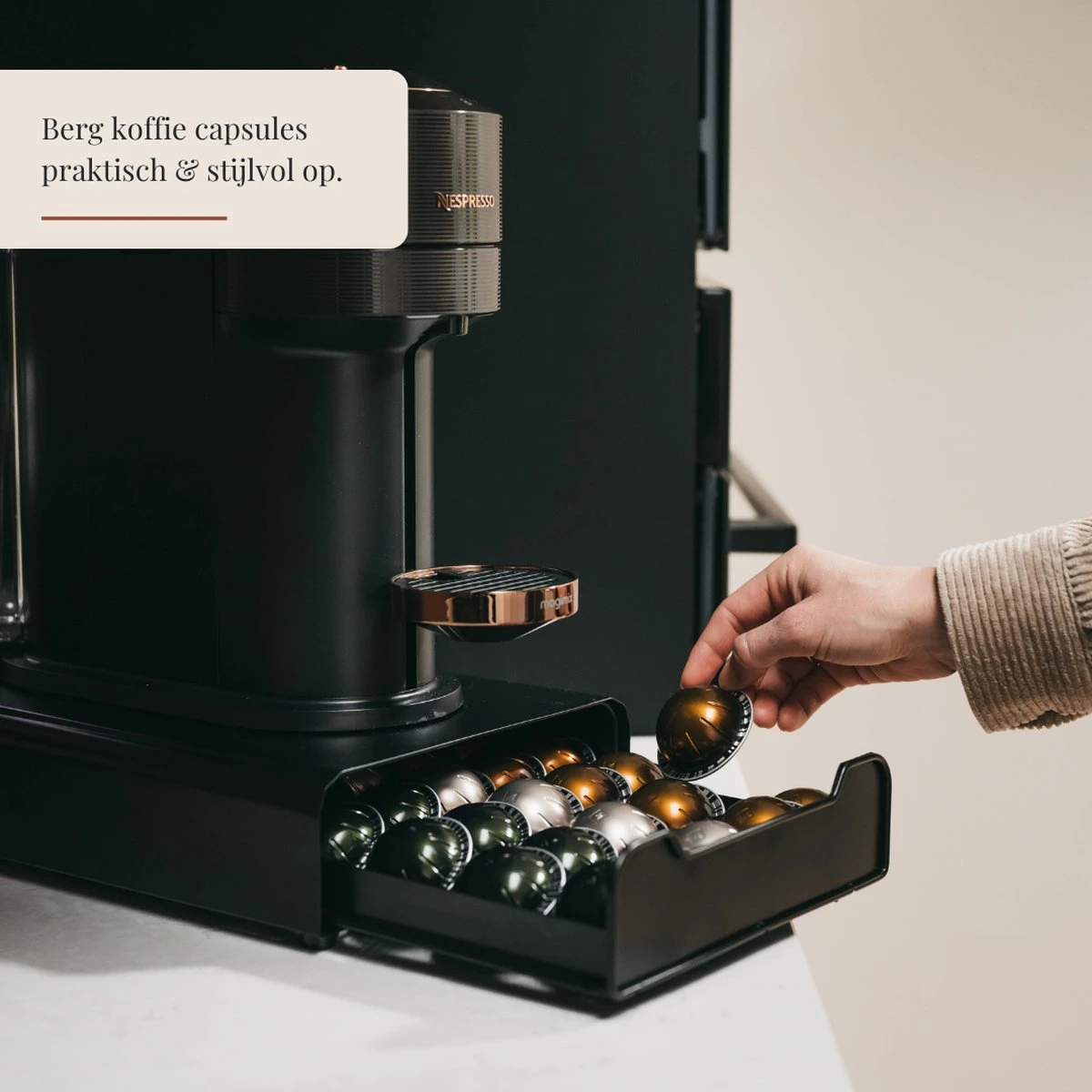 Kitchen Lab Co.® Capsule Houder Dolce Gusto, Nespresso En Nespresso Vertuo - Zwart - Max. 55 Capsules - Met Lade - Incl. Koffie Recepten E-boek 4 Kitchen Lab Co.® Capsule Houder Dolce Gusto, Nespresso En Nespresso Vertuo - Zwart - Max. 55 Capsules - Met Lade - Incl. Koffie Recepten E-boek - Afbeelding 2