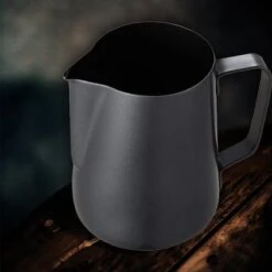 Melkopschuimkan Van Roestvrijstaal (350ml) - Zwart - Melkkannetje RVS - Barista Melkkan 13 Melkopschuimkan Van Roestvrijstaal (350ml) - Zwart - Melkkannetje RVS - Barista Melkkan -Koffieverkoopwinkel 1200x1200 274