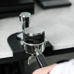 Tamper & Verdeler Combinatie - 53.3mm - Zwart - Koffie Distributeur – Tamper Koffie - Espresso Verdeler - Coffee Distributor - Sage Barista – Solis Espressomachine - Breville -Koffieverkoopwinkel 1200x1200 389