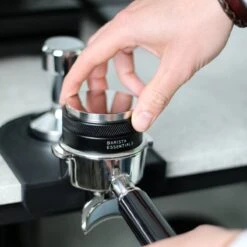 Tamper & Verdeler Combinatie - 53.3mm - Zwart - Koffie Distributeur – Tamper Koffie - Espresso Verdeler - Coffee Distributor - Sage Barista – Solis Espressomachine - Breville -Koffieverkoopwinkel 1200x1200 390