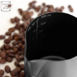 House Of Husk Melkkan Met Art Pen - 350ml Melkopschuimkan - Zwart - Melkkannetje - Milk Pitcher - RVS - Barista Melkkan - Inclusief Latte Art Pen 13 House Of Husk Melkkan Met Art Pen - 350ml Melkopschuimkan - Zwart - Melkkannetje - Milk Pitcher - RVS - Barista Melkkan - Inclusief Latte Art Pen -Koffieverkoopwinkel 1200x1200 491