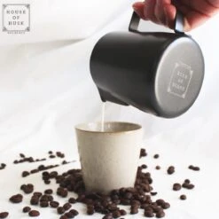 House Of Husk Melkkan Met Art Pen - 350ml Melkopschuimkan - Zwart - Melkkannetje - Milk Pitcher - RVS - Barista Melkkan - Inclusief Latte Art Pen 14 House Of Husk Melkkan Met Art Pen - 350ml Melkopschuimkan - Zwart - Melkkannetje - Milk Pitcher - RVS - Barista Melkkan - Inclusief Latte Art Pen -Koffieverkoopwinkel 1200x1200 492