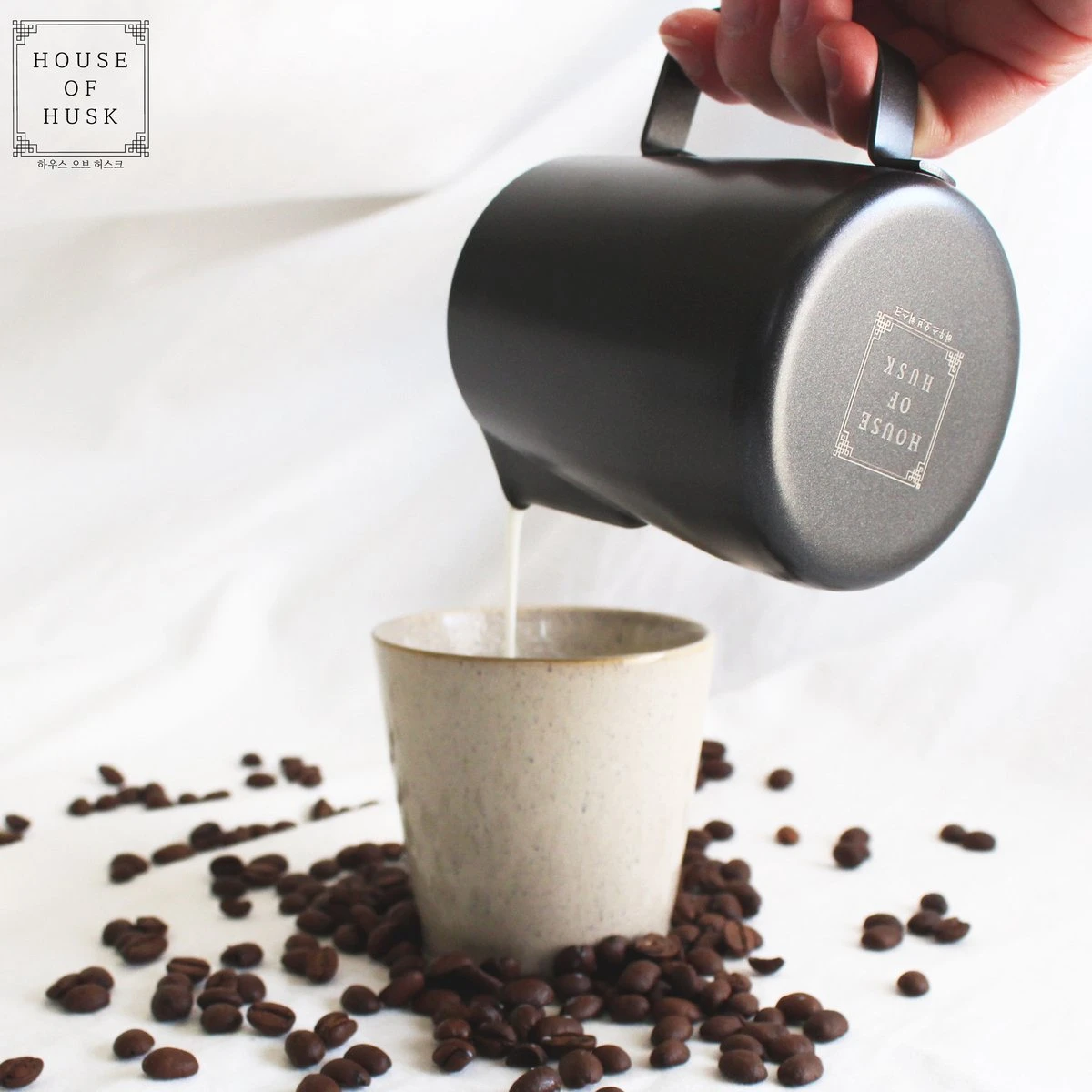 House Of Husk Melkkan Met Art Pen - 350ml Melkopschuimkan - Zwart - Melkkannetje - Milk Pitcher - RVS - Barista Melkkan - Inclusief Latte Art Pen 7 House Of Husk Melkkan Met Art Pen - 350ml Melkopschuimkan - Zwart - Melkkannetje - Milk Pitcher - RVS - Barista Melkkan - Inclusief Latte Art Pen - Afbeelding 5