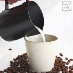 House Of Husk Melkkan Met Art Pen - 350ml Melkopschuimkan - Zwart - Melkkannetje - Milk Pitcher - RVS - Barista Melkkan - Inclusief Latte Art Pen 16 House Of Husk Melkkan Met Art Pen - 350ml Melkopschuimkan - Zwart - Melkkannetje - Milk Pitcher - RVS - Barista Melkkan - Inclusief Latte Art Pen -Koffieverkoopwinkel 1200x1200 494