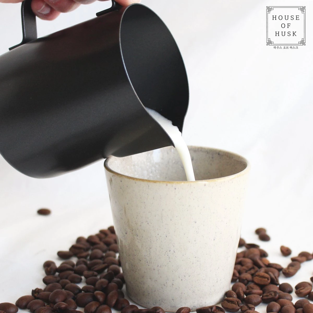 House Of Husk Melkkan Met Art Pen - 350ml Melkopschuimkan - Zwart - Melkkannetje - Milk Pitcher - RVS - Barista Melkkan - Inclusief Latte Art Pen 9 House Of Husk Melkkan Met Art Pen - 350ml Melkopschuimkan - Zwart - Melkkannetje - Milk Pitcher - RVS - Barista Melkkan - Inclusief Latte Art Pen - Afbeelding 7