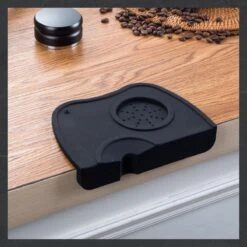 Keufens Tampermat - Tamper - Tampingmat - Koffie Accesoires - Tamping Station - Tamperstation - Tampermat Sage - Tamping - Tampermat Zwart - Tampermat Met Hoek -Koffieverkoopwinkel 1200x1200 520