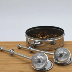 Blended Lifestyle® Theezeef Met Veer - Set Van 2 - Inclusief Lekplaatjes - Geschikt Voor Losse Kruiden 11 Blended Lifestyle® Theezeef Met Veer - Set Van 2 - Inclusief Lekplaatjes - Geschikt Voor Losse Kruiden -Koffieverkoopwinkel 1200x1200 70