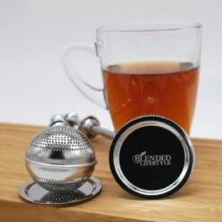 Blended Lifestyle® Theezeef Met Veer - Set Van 2 - Inclusief Lekplaatjes - Geschikt Voor Losse Kruiden 14 Blended Lifestyle® Theezeef Met Veer - Set Van 2 - Inclusief Lekplaatjes - Geschikt Voor Losse Kruiden -Koffieverkoopwinkel 1200x1200 71