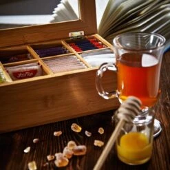 Lumaland Cuisine - Theedoos Van Bamboe - Theebox Met 8 Vakken - Duurzam Decoratief Materiaal - Ca. 28 X 16 X 9 Cm -Koffieverkoopwinkel 1200x1200 91