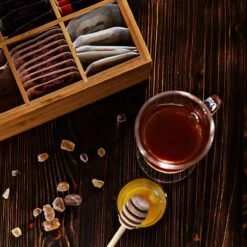 Lumaland Cuisine - Theedoos Van Bamboe - Theebox Met 8 Vakken - Duurzam Decoratief Materiaal - Ca. 28 X 16 X 9 Cm -Koffieverkoopwinkel 1200x1200 92