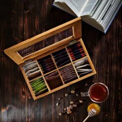 Lumaland Cuisine - Theedoos Van Bamboe - Theebox Met 8 Vakken - Duurzam Decoratief Materiaal - Ca. 28 X 16 X 9 Cm -Koffieverkoopwinkel 1200x1200 93