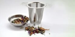 Theefilter RVS - Theezeef Losse Thee Voor Kop Of Hele Pot Met Houder En Lekbakje 11 Theefilter RVS - Theezeef Losse Thee Voor Kop Of Hele Pot Met Houder En Lekbakje -Koffieverkoopwinkel 1200x601