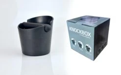 HOMEE - Uitklopbak – Knockbox – Uitkloplade – Tamperstation – Tampermat – Tampingmat – Tamper – Barista –Uitklopbak Koffie – Horeca - Speciaalzaak -Uitklopbakken -Barista Koffiemachine - Uitkloplades 9 HOMEE - Uitklopbak – Knockbox – Uitkloplade – Tamperstation – Tampermat – Tampingmat – Tamper – Barista –Uitklopbak Koffie – Horeca - Speciaalzaak -Uitklopbakken -Barista Koffiemachine - Uitkloplades -Koffieverkoopwinkel 1200x748