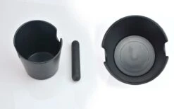 HOMEE - Uitklopbak – Knockbox – Uitkloplade – Tamperstation – Tampermat – Tampingmat – Tamper – Barista –Uitklopbak Koffie – Horeca - Speciaalzaak -Uitklopbakken -Barista Koffiemachine - Uitkloplades 8 HOMEE - Uitklopbak – Knockbox – Uitkloplade – Tamperstation – Tampermat – Tampingmat – Tamper – Barista –Uitklopbak Koffie – Horeca - Speciaalzaak -Uitklopbakken -Barista Koffiemachine - Uitkloplades -Koffieverkoopwinkel 1200x750 1