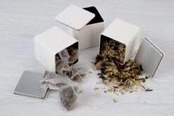 Theedoos Van ZENZYTEA® - Bamboe - Theedoos 9 Vaks - Inclusief 3 Theeblikken Voor Losse Thee - Geschikt Voor Grote & Kleine Theezakjes - Vierkant - Grote Vakken - Luxe Verpakking - Cadeau -Koffieverkoopwinkel 1200x800 4