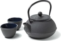 Tealøv THEE SET 800 ML GIETIJZER | COMPLETE SET IN GESCHENKDOOS | Gietijzeren Theepot Met Roestvrijstalen Zeef, Gietijzeren Theekopjes En Onderzetter | In Authentiek Japanse Stijl | Arare Zwart -Koffieverkoopwinkel 1200x812 1