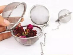 Kruidenei - Kruidenbuil - Kruidenfilter - Kruidenbol - Kruidenzeef - Filter Voor Kruiden - Thee Ei - Theezeef - 5,5CM Doorsnee 9 Kruidenei - Kruidenbuil - Kruidenfilter - Kruidenbol - Kruidenzeef - Filter Voor Kruiden - Thee Ei - Theezeef - 5,5CM Doorsnee -Koffieverkoopwinkel 1200x903