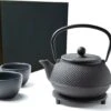 Tealøv THEE SET 800 ML GIETIJZER | COMPLETE SET IN GESCHENKDOOS | Gietijzeren Theepot Met Roestvrijstalen Zeef, Gietijzeren Theekopjes En Onderzetter | In Authentiek Japanse Stijl | Arare Zwart -Koffieverkoopwinkel 1200x929