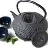 Tealøv THEE SET 1,25 LITER GIETIJZER | COMPLETE SET IN GESCHENKDOOS | Gietijzeren Theepot Met Roestvrijstalen Zeef, Gietijzeren Theekopjes En Onderzetter | In Authentiek Japanse Stijl | Kambin Zwart 2 Tealøv THEE SET 1,25 LITER GIETIJZER | COMPLETE SET IN GESCHENKDOOS | Gietijzeren Theepot Met Roestvrijstalen Zeef, Gietijzeren Theekopjes En Onderzetter | In Authentiek Japanse Stijl | Kambin Zwart -Koffieverkoopwinkel 1200x930 1