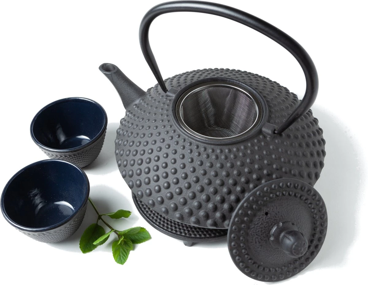 Tealøv THEE SET 1,25 LITER GIETIJZER | COMPLETE SET IN GESCHENKDOOS | Gietijzeren Theepot Met Roestvrijstalen Zeef, Gietijzeren Theekopjes En Onderzetter | In Authentiek Japanse Stijl | Kambin Zwart 3 Tealøv THEE SET 1,25 LITER GIETIJZER | COMPLETE SET IN GESCHENKDOOS | Gietijzeren Theepot Met Roestvrijstalen Zeef, Gietijzeren Theekopjes En Onderzetter | In Authentiek Japanse Stijl | Kambin Zwart