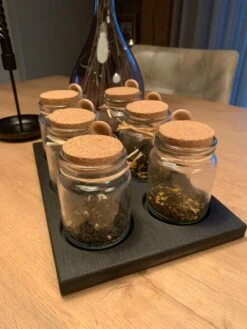 Theeplank Black Edition Met 6 Potjes En Houten Lepel Voor Thee Theeplateau ( Vervanger Van Theedoos ) MeubelZwagerij -Koffieverkoopwinkel 900x1200 3