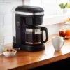 KitchenAid Filterkoffieapparaat 5KCM1208EOB ONYX BLACK, 1,7 L, CLASSIC Drip-koffiezetapparaat Met Spiraalvormige Watertuit