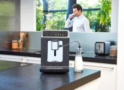 Krups Volautomatisch Koffiezetapparaat EA895N Evidence One, Barista Quattro Force-technologie, OLED-display En Touchscreen Inclusief 250 Mt Espresso Koffie - Ter Waarde Van 6,99 VAP -Koffieverkoopwinkel krups volautomatisch koffiezetapparaat ea895n evidence one barista quattro force technologie oled display en touchscreen inclusief 250 mt espresso koffie ter waarde van 699 vap grijs 16