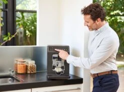Krups Volautomatisch Koffiezetapparaat EA895N Evidence One, Barista Quattro Force-technologie, OLED-display En Touchscreen Inclusief 250 Mt Espresso Koffie - Ter Waarde Van 6,99 VAP -Koffieverkoopwinkel krups volautomatisch koffiezetapparaat ea895n evidence one barista quattro force technologie oled display en touchscreen inclusief 250 mt espresso koffie ter waarde van 699 vap grijs 17