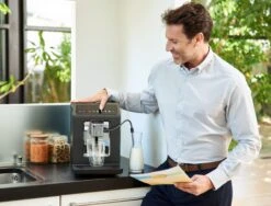 Krups Volautomatisch Koffiezetapparaat EA895N Evidence One, Barista Quattro Force-technologie, OLED-display En Touchscreen Inclusief 250 Mt Espresso Koffie - Ter Waarde Van 6,99 VAP -Koffieverkoopwinkel krups volautomatisch koffiezetapparaat ea895n evidence one barista quattro force technologie oled display en touchscreen inclusief 250 mt espresso koffie ter waarde van 699 vap grijs 18